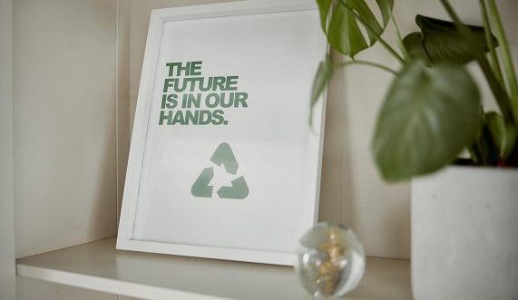 Empresa de reciclaje del plástico en Mallorca - Plarema - cuadro con logo de sostenibilidad y reciclaje verde