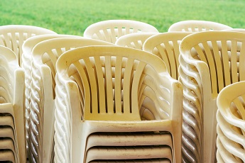 Reciclaje de plástico en Mallorca - Plarema - sillas de plástico apiladas